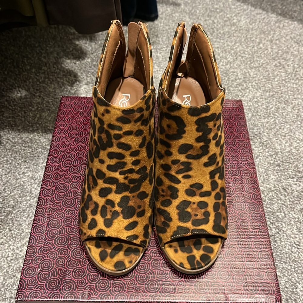 2x HP 💫 Leopard peep toe booties